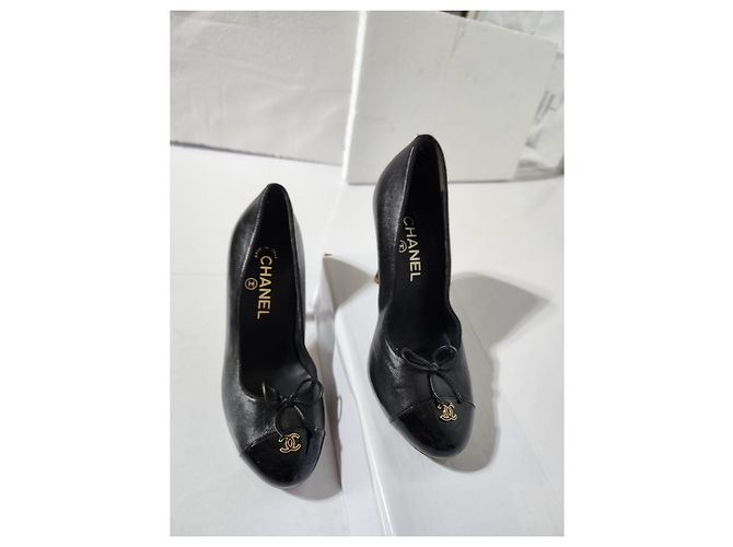 Escarpins en cuir et vernis CC à bout capuchon Chanel Noir Taille 36C - vue 13