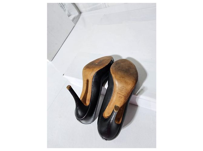 Escarpins en cuir et vernis CC à bout capuchon Chanel Noir Taille 36C - vue 3