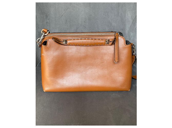 Fendi By the Way Borsa Boston Medium in pelle marrone - vista 13