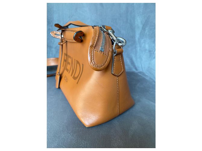 Fendi By the Way Borsa Boston Medium in pelle marrone - vista 15