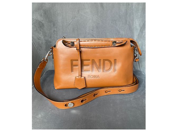 Fendi By the Way Borsa Boston Medium in pelle marrone - vista 17