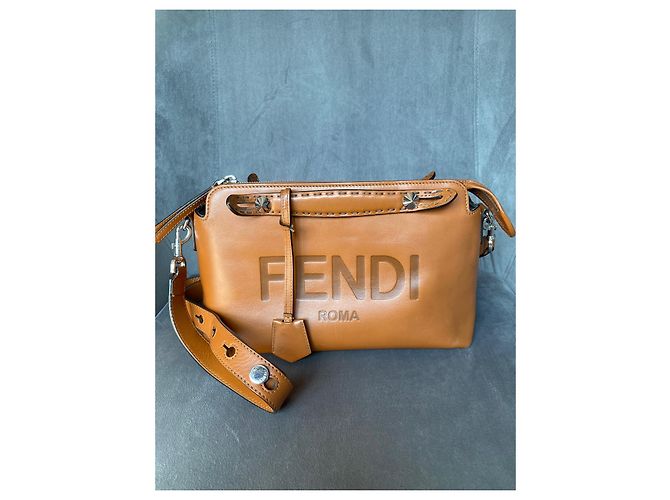 Fendi By the Way Borsa Boston Medium in pelle marrone - vista 3