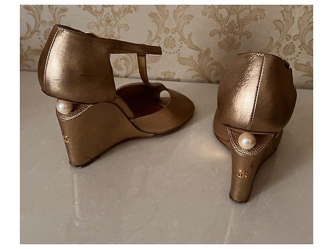 Décolleté Chanel in pelle dorata D'oro - vista 12
