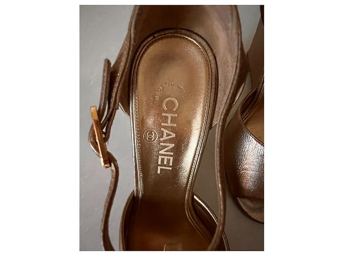 Décolleté Chanel in pelle dorata D'oro - vista 3