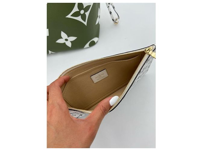 Cité Louis Vuitton Neverfull MM Monogram Giant Beige - vista 14