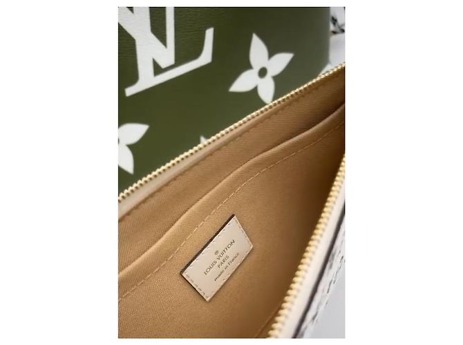 Cité Louis Vuitton Neverfull MM Monogram Giant Beige - vista 9
