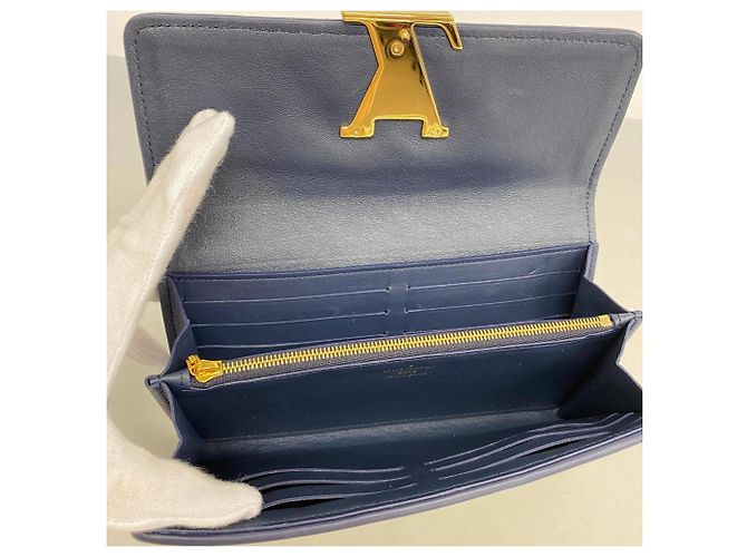 Cartera Larga Louis Vuitton Capucines M80435 Azul marino - vista 3