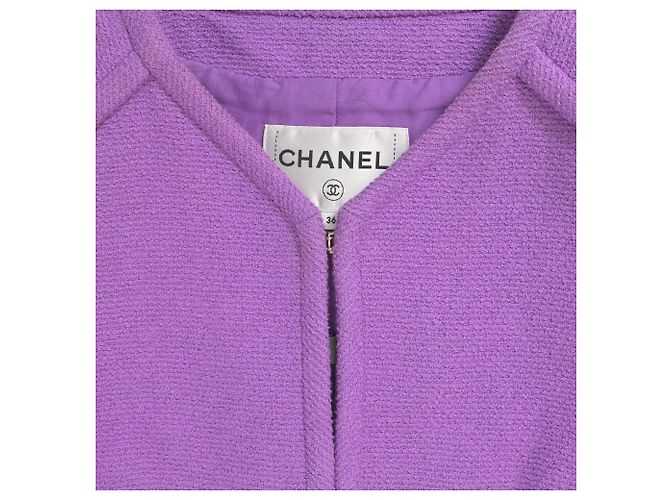 Chanel CC Knopf Jacke mit Vier Taschen aus lila Tweed - Ansicht 4