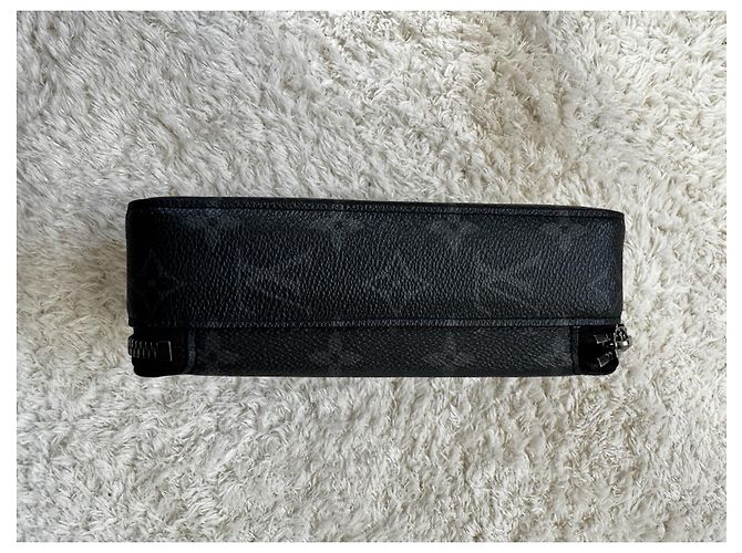 Louis Vuitton Portafoglio Indossabile Alpha Nero - vista 3