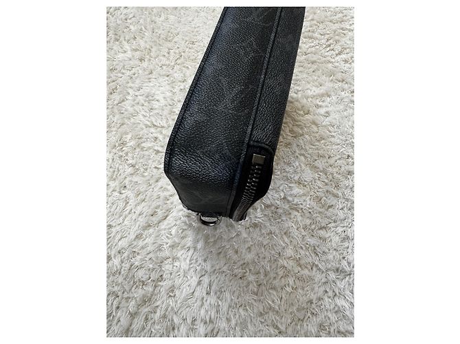 Louis Vuitton Portafoglio Indossabile Alpha Nero - vista 4