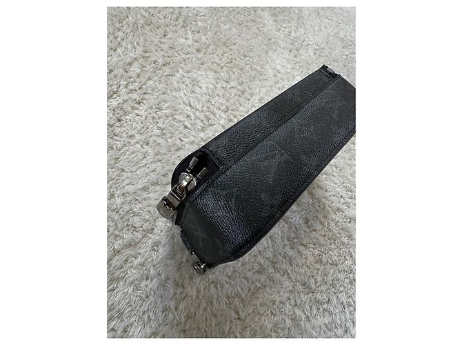 Louis Vuitton Portafoglio Indossabile Alpha Nero - vista 5