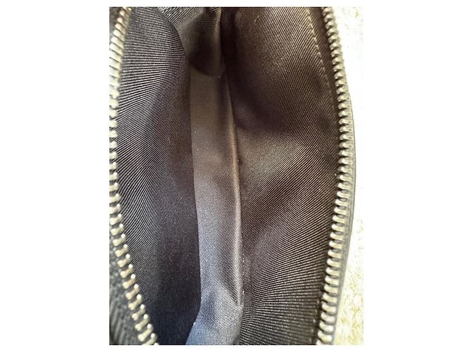 Louis Vuitton Portafoglio Indossabile Alpha Nero - vista 8