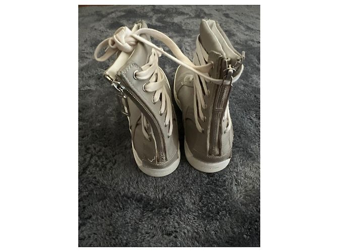 Dior di Kris Van Assche Autunno Inverno 2010 Sneakers con lacci e zip. Grigio - vista 3