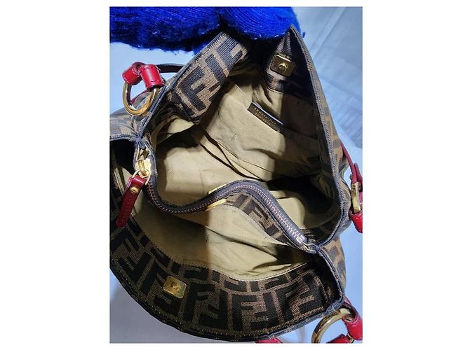 FENDI Zucca-Print Canvas Medium Tote Bag Braun/Burgunder - Ansicht 14