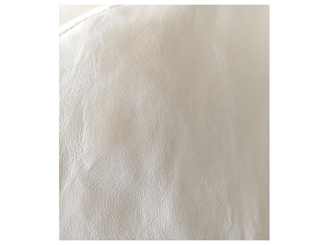 Abrigo de cuero de cordero crema con botones de perla y cuello de cinta Chanel Crucero 2017 'Cuba' Crudo - vista 13