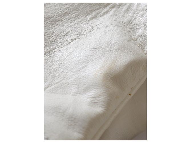 Abrigo de cuero de cordero crema con botones de perla y cuello de cinta Chanel Crucero 2017 'Cuba' Crudo - vista 14