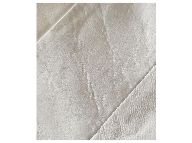 Abrigo de cuero de cordero crema con botones de perla y cuello de cinta Chanel Crucero 2017 'Cuba' Crudo - vista 15