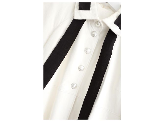 Abrigo de cuero de cordero crema con botones de perla y cuello de cinta Chanel Crucero 2017 'Cuba' Crudo - vista 5