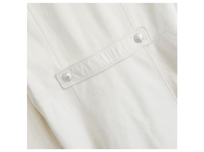 Abrigo de cuero de cordero crema con botones de perla y cuello de cinta Chanel Crucero 2017 'Cuba' Crudo - vista 7