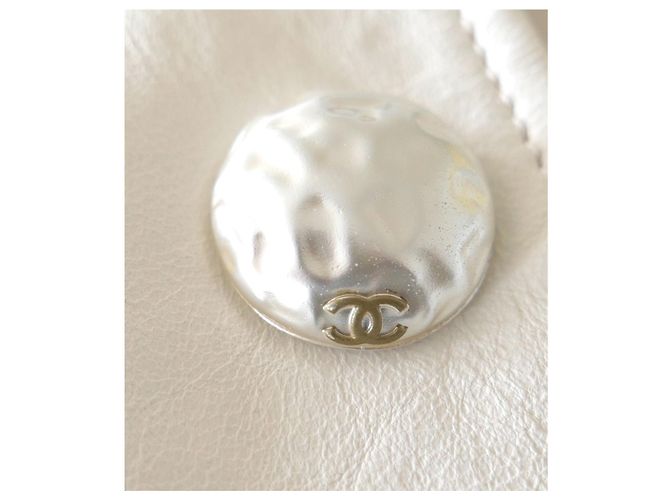 Abrigo de cuero de cordero crema con botones de perla y cuello de cinta Chanel Crucero 2017 'Cuba' Crudo - vista 9