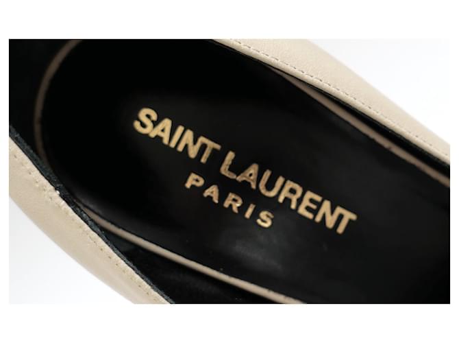 Décolleté a piattaforma con punta beige e nera Saint Laurent Janis. - vista 6