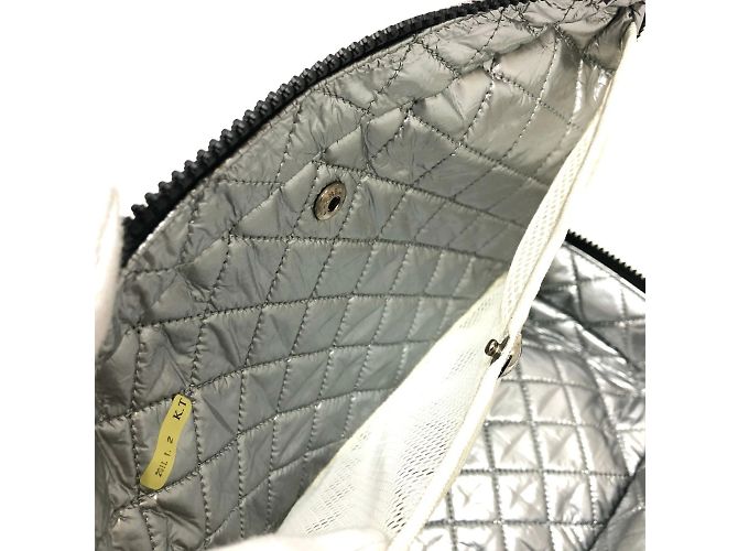 Borsa refrigerante Chanel Check Coco Mark Nero Bianco - vista 10