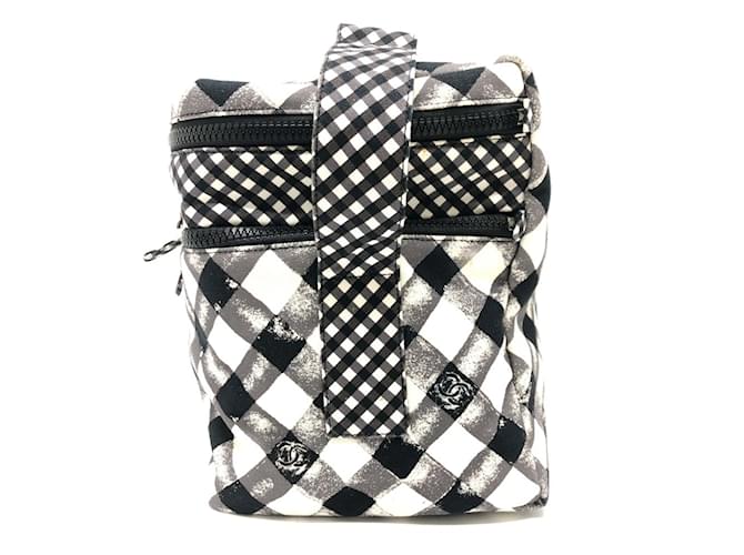 Borsa refrigerante Chanel Check Coco Mark Nero Bianco - vista 2