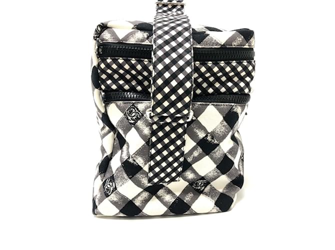 Borsa refrigerante Chanel Check Coco Mark Nero Bianco - vista 3