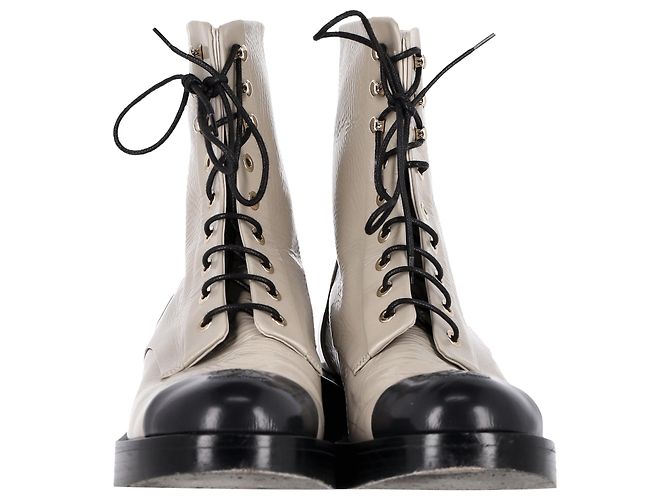 Timeless Beige Kalbsleder Schnürstiefel mit ineinandergreifendem CC-Logo von Chanel - Ansicht 2