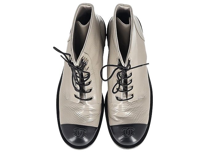 Timeless Beige Kalbsleder Schnürstiefel mit ineinandergreifendem CC-Logo von Chanel - Ansicht 3