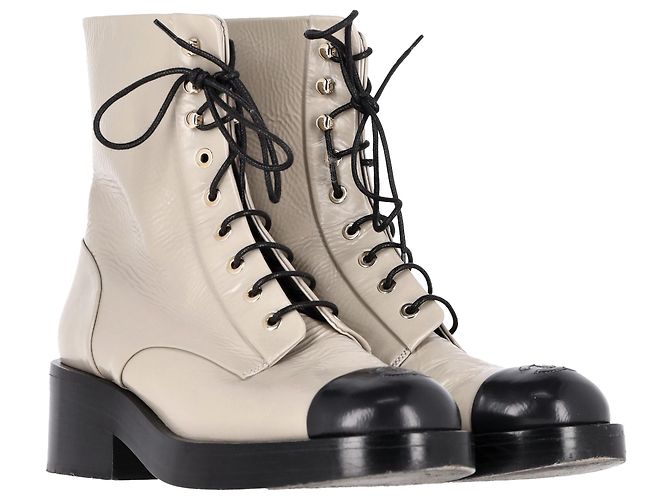 Timeless Beige Kalbsleder Schnürstiefel mit ineinandergreifendem CC-Logo von Chanel - Ansicht 4