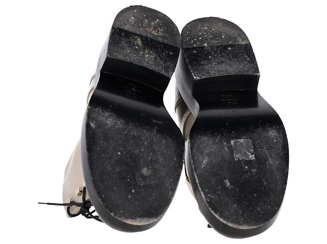 Timeless Beige Kalbsleder Schnürstiefel mit ineinandergreifendem CC-Logo von Chanel - Ansicht 6