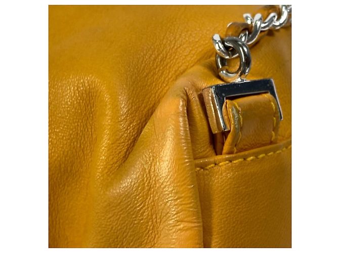 Gelber Lammleder-Rucksack von Chanel - Ansicht 10