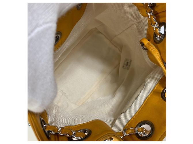 Gelber Lammleder-Rucksack von Chanel - Ansicht 15