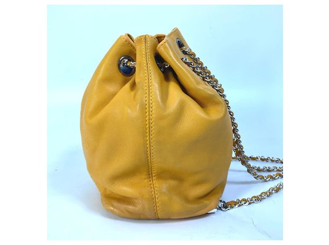 Gelber Lammleder-Rucksack von Chanel - Ansicht 2