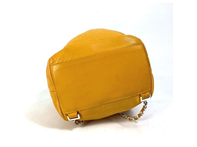 Gelber Lammleder-Rucksack von Chanel - Ansicht 5