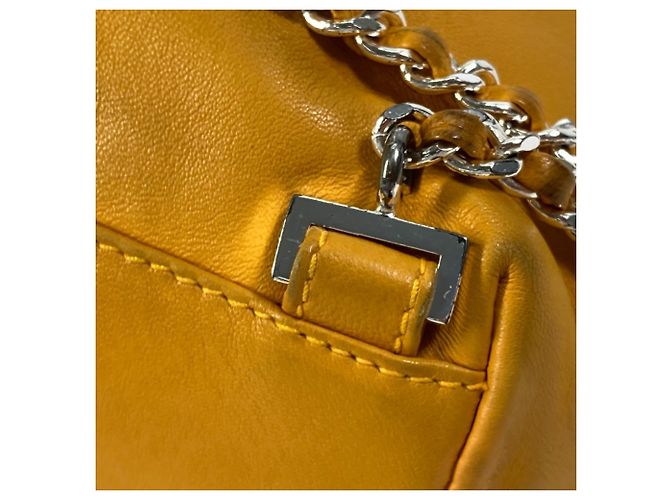 Gelber Lammleder-Rucksack von Chanel - Ansicht 9