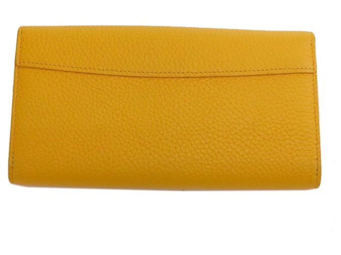 Louis Vuitton Capucines Amarillo - vista 2