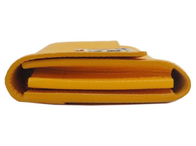 Louis Vuitton Capucines Amarillo - vista 3