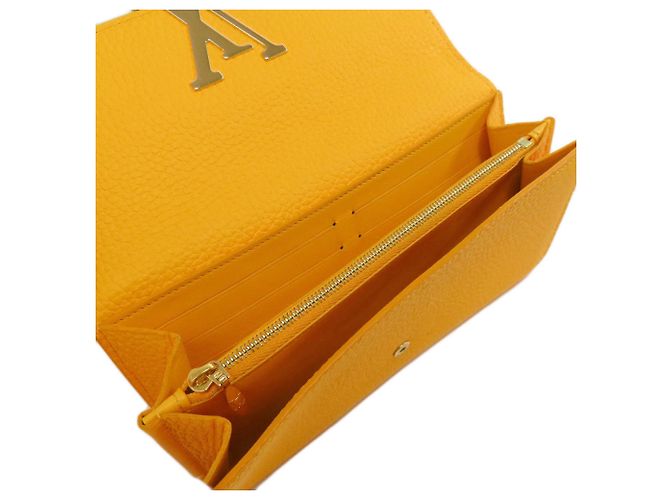Louis Vuitton Capucines Amarillo - vista 4