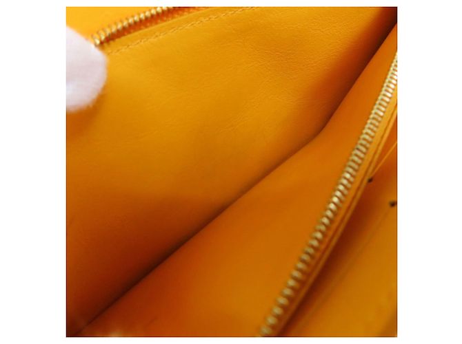 Louis Vuitton Capucines Amarillo - vista 5