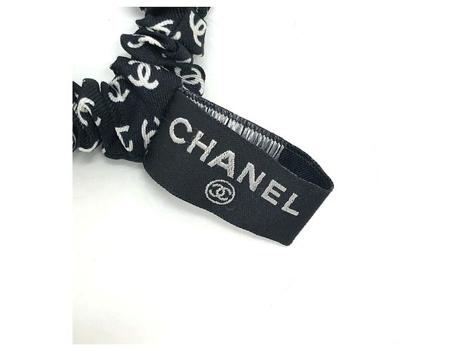 Scrunchie per capelli in nastro Chanel con logo Coco Nero Bianco - vista 2