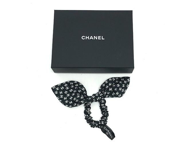 Scrunchie per capelli in nastro Chanel con logo Coco Nero Bianco - vista 9