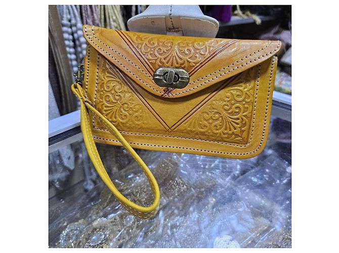 Autre Marque Pochette in vera pelle marocchina con design floreale inciso e cinturino da polso Senape - vista 2