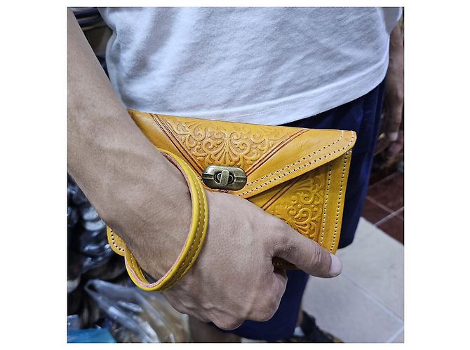 Autre Marque Pochette in vera pelle marocchina con design floreale inciso e cinturino da polso Senape - vista 3
