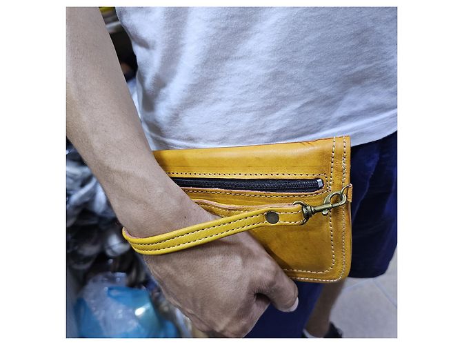 Autre Marque Pochette in vera pelle marocchina con design floreale inciso e cinturino da polso Senape - vista 4