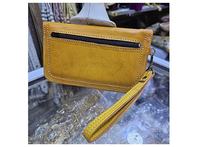 Autre Marque Pochette in vera pelle marocchina con design floreale inciso e cinturino da polso Senape - vista 5