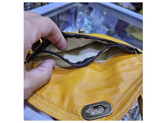 Autre Marque Pochette in vera pelle marocchina con design floreale inciso e cinturino da polso Senape - vista 6
