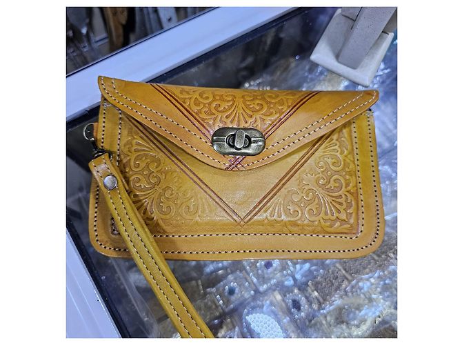 Autre Marque Pochette in vera pelle marocchina con design floreale inciso e cinturino da polso Senape - vista 7
