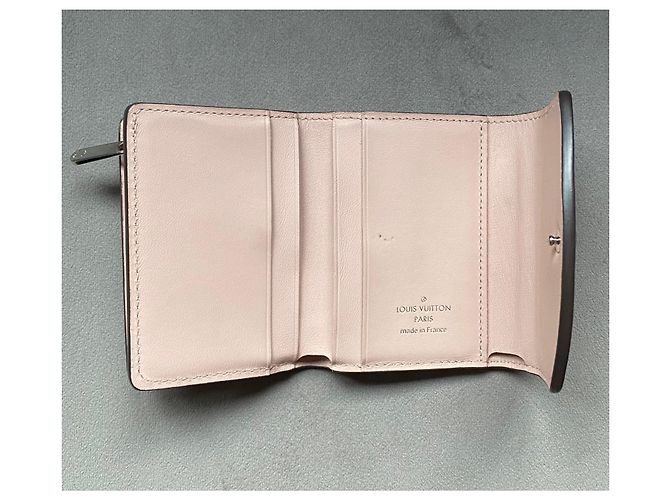 Cartera Louis Vuitton Mahina Iris Trifold Rosa - vista 8
